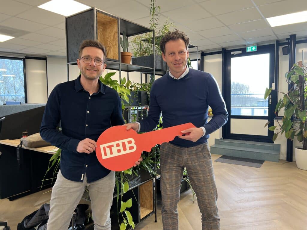 Ronald overhandigt de symbolische sleutel van de IT Hub aan Harold Helmus van Ruber Acia om partnerschap in te luiden